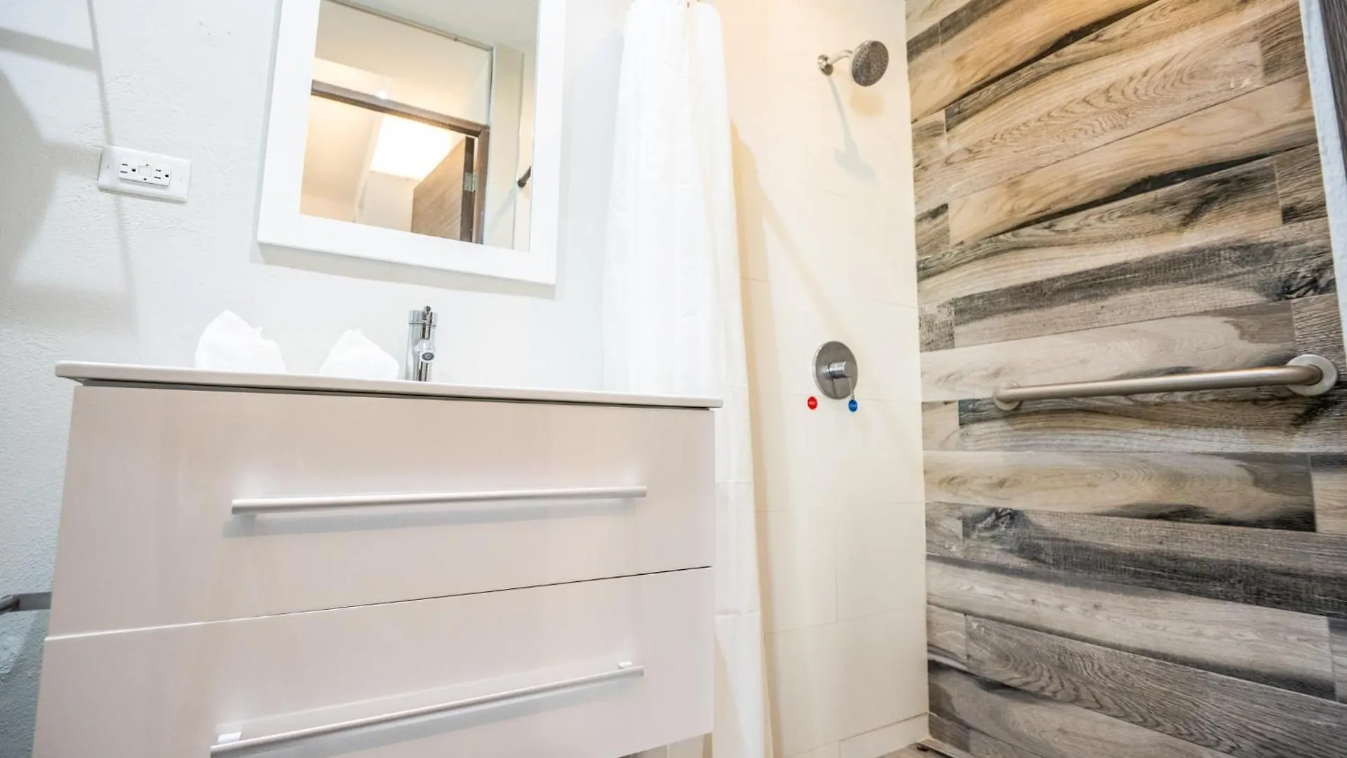 Tapia Haus 103 - Beach Vibes Within Walking Distance Сан-Хуан Отель